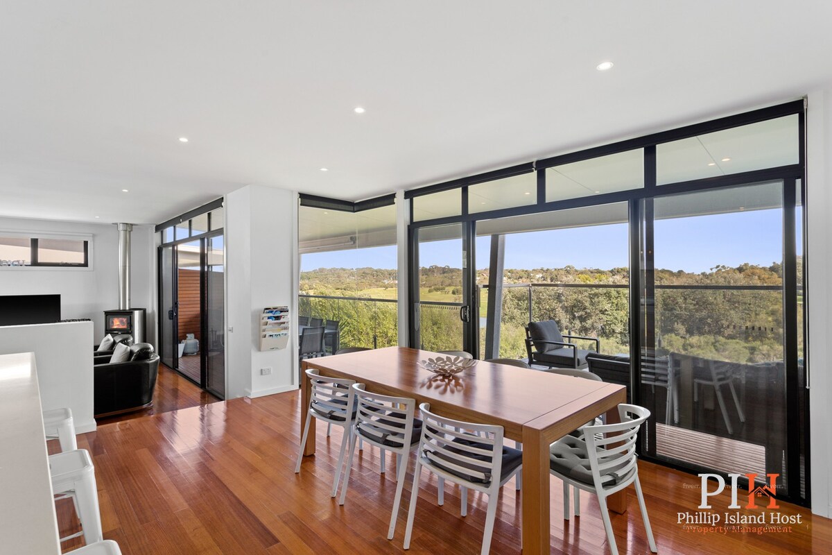 Villa Isola, Golf Course Views. in Cowes, VIC