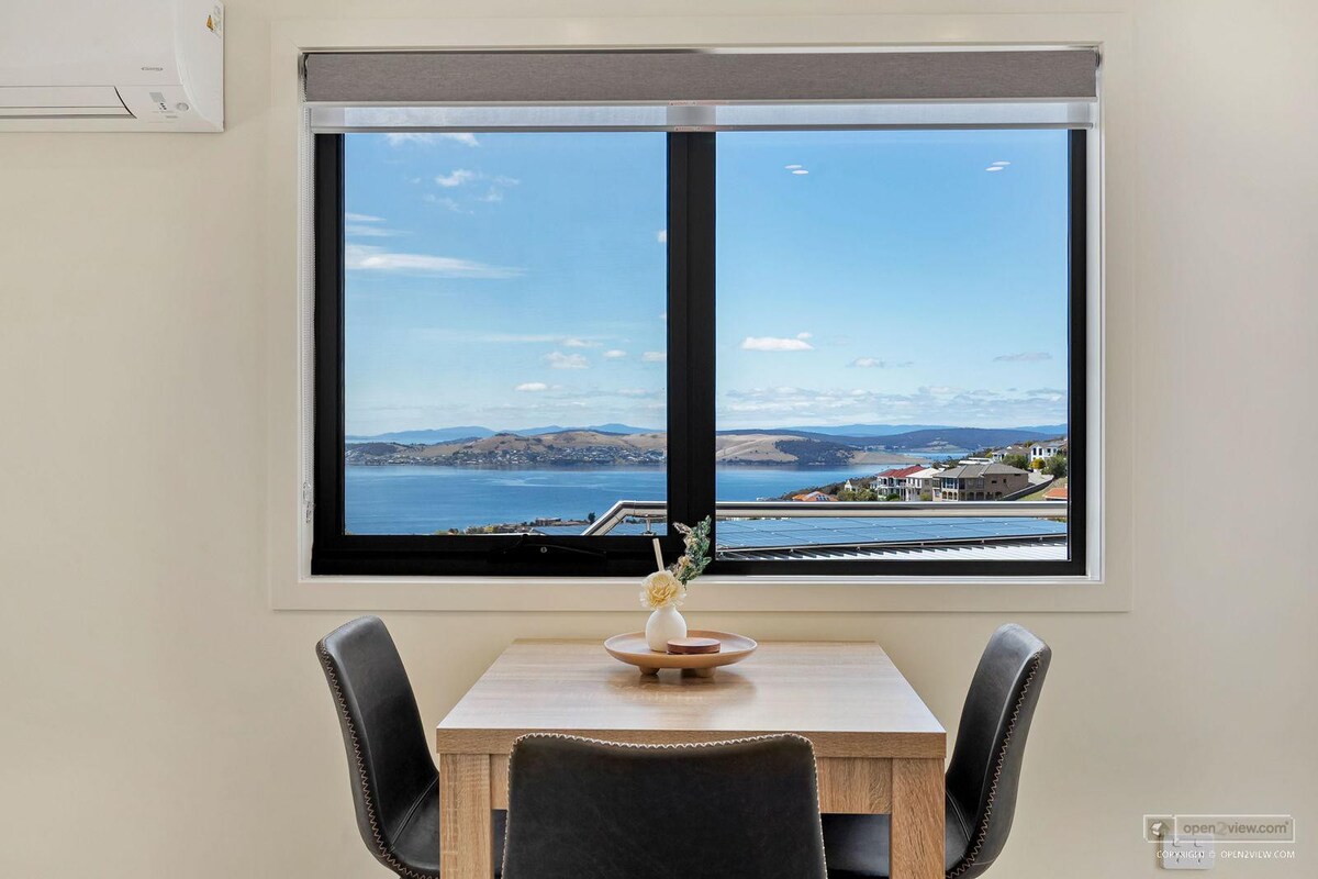 "View Studio" Apartment Sandy Bay Close to Casino. — Sandy Bay, TAS — vacation rental