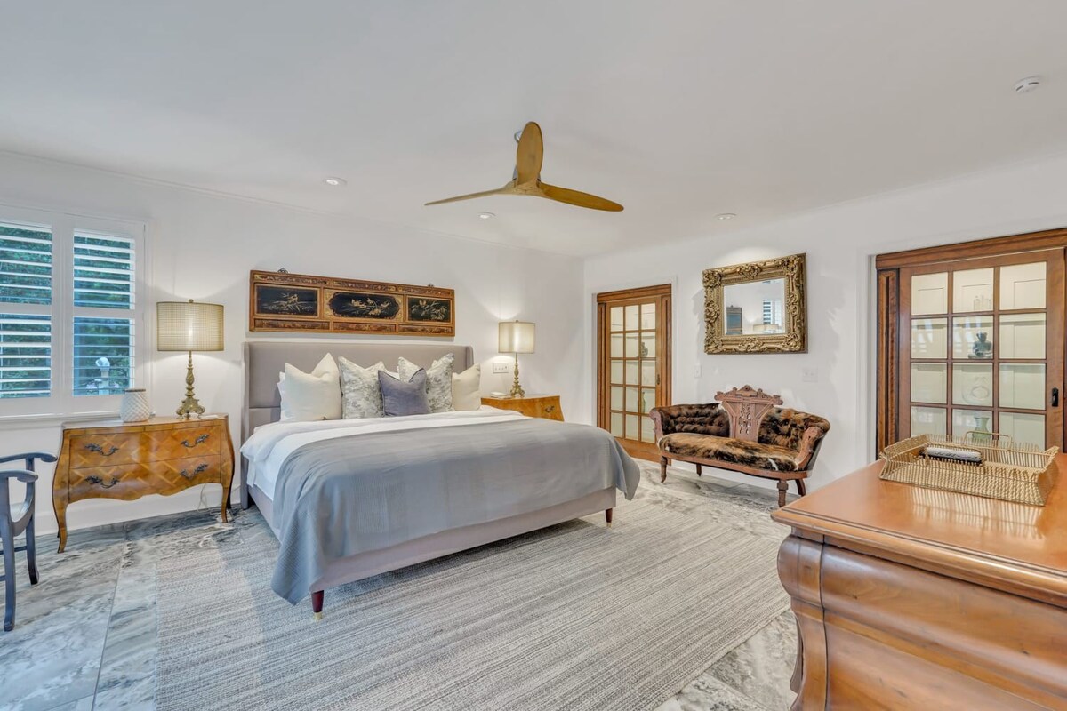 TheGrey -Spacious,Eclectic,Home in a Serene Setting 3