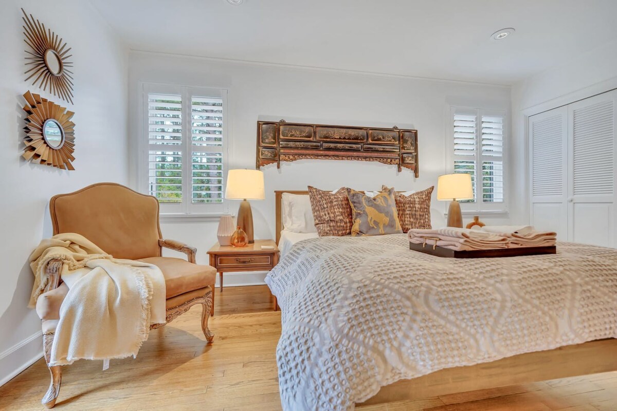 TheGrey -Spacious,Eclectic,Home in a Serene Setting 6