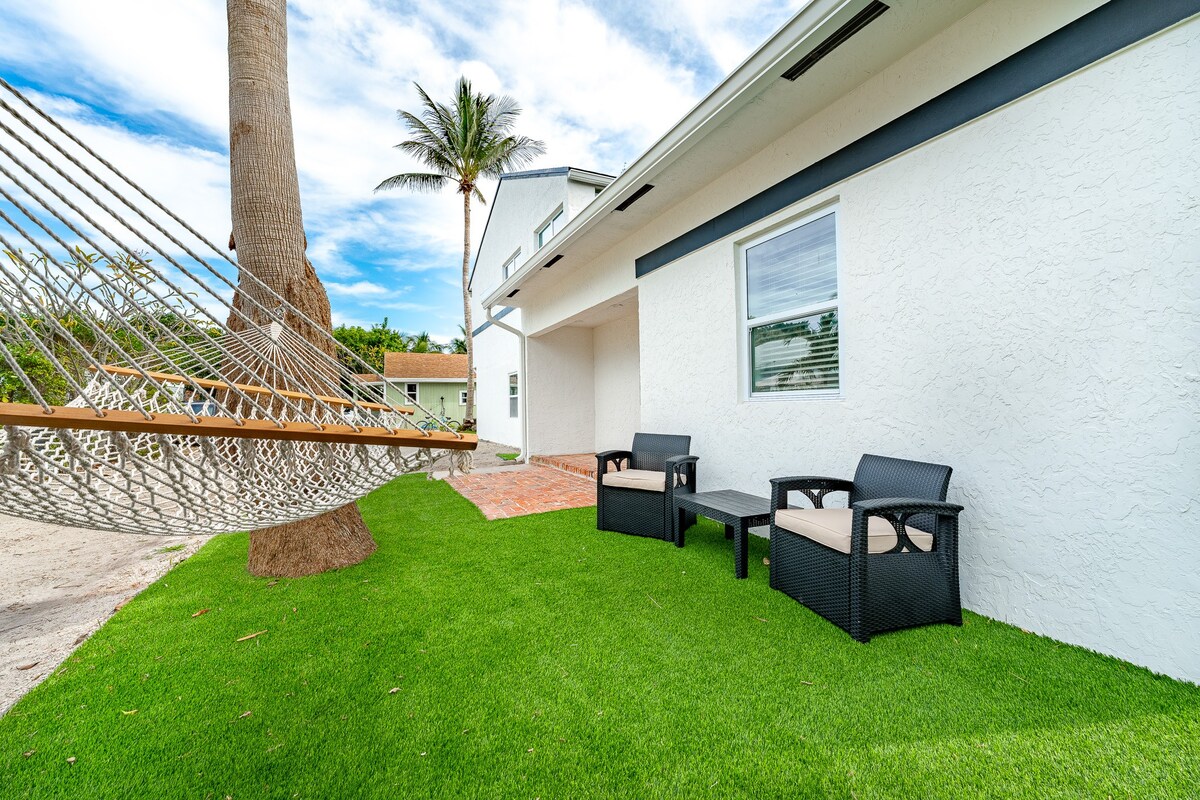 Mins to Beach! Recently remodeled! Putting Green!