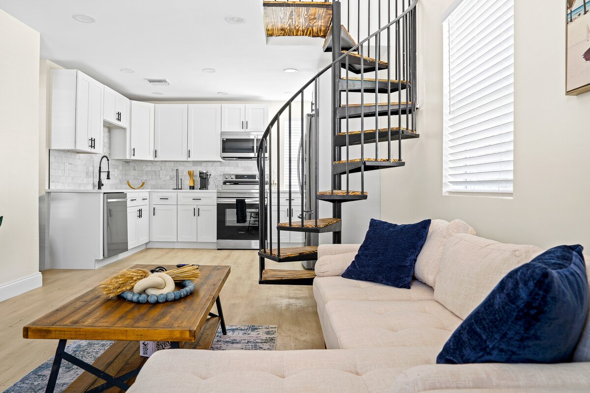 Mins to Beach! Recently remodeled! Putting Green!