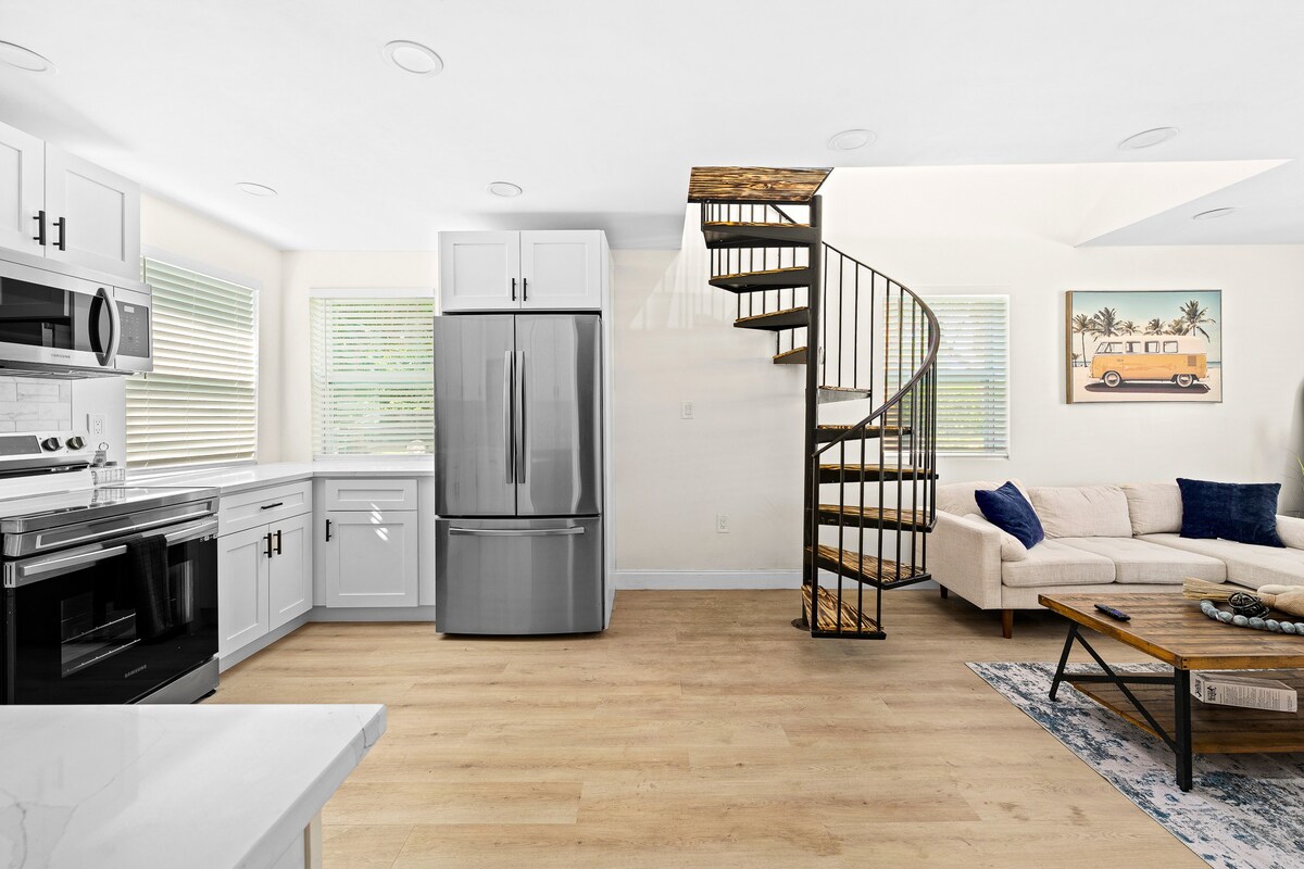 Mins to Beach! Recently remodeled! Putting Green!