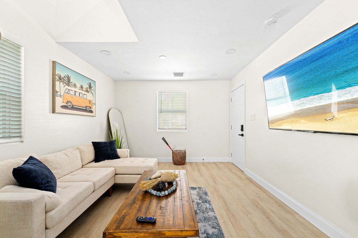 Mins to Beach! Recently remodeled! Putting Green!