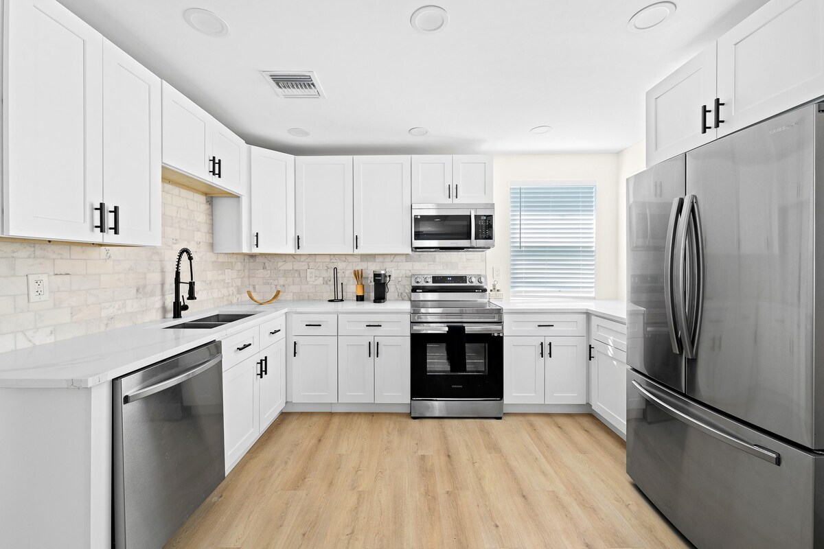 Mins to Beach! Recently remodeled! Putting Green!