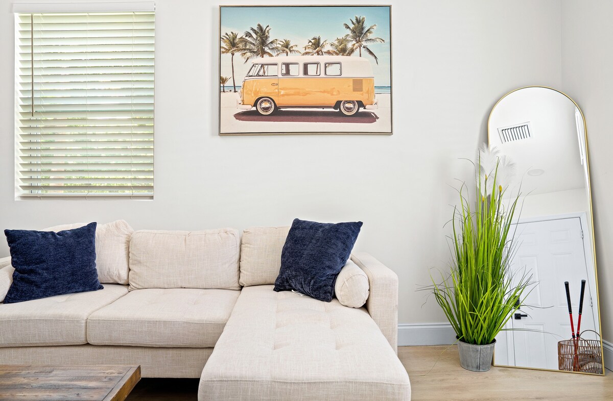 Mins to Beach! Recently remodeled! Putting Green!