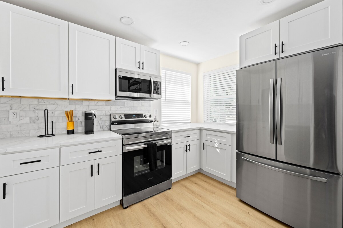 Mins to Beach! Recently remodeled! Putting Green!