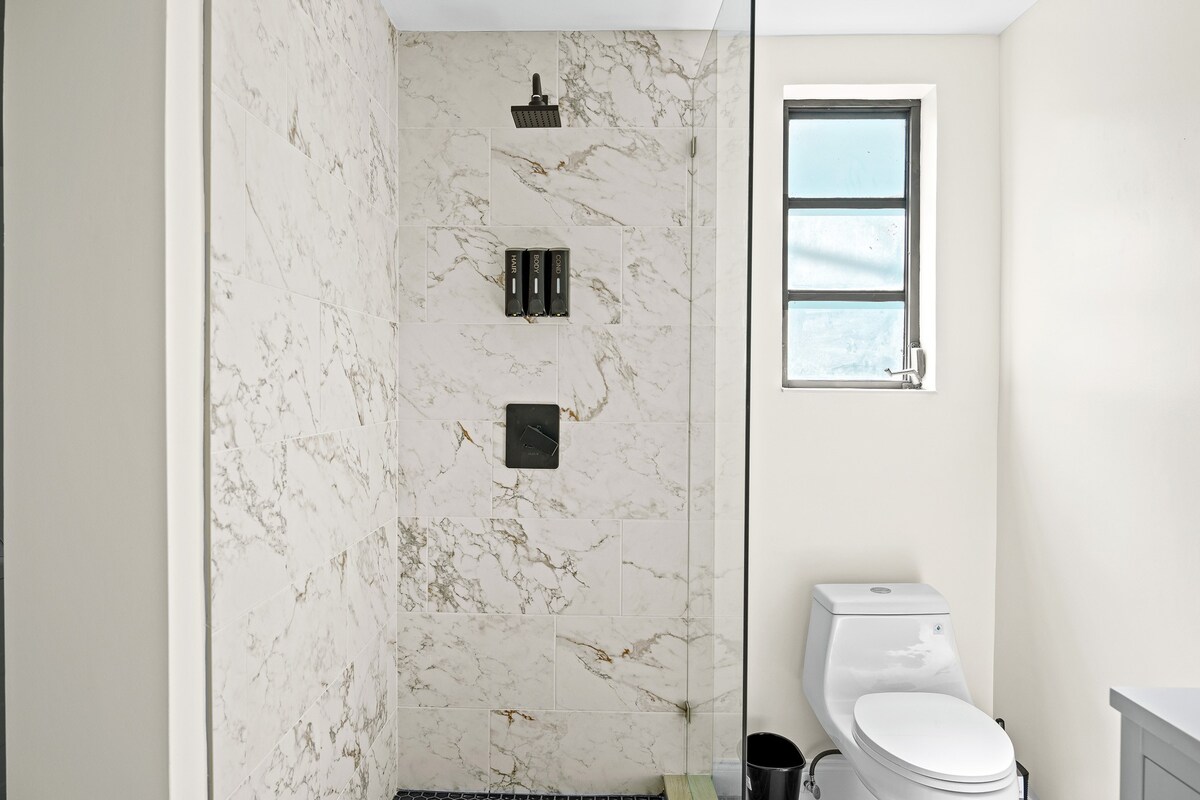 Mins to Beach! Recently remodeled! Putting Green!