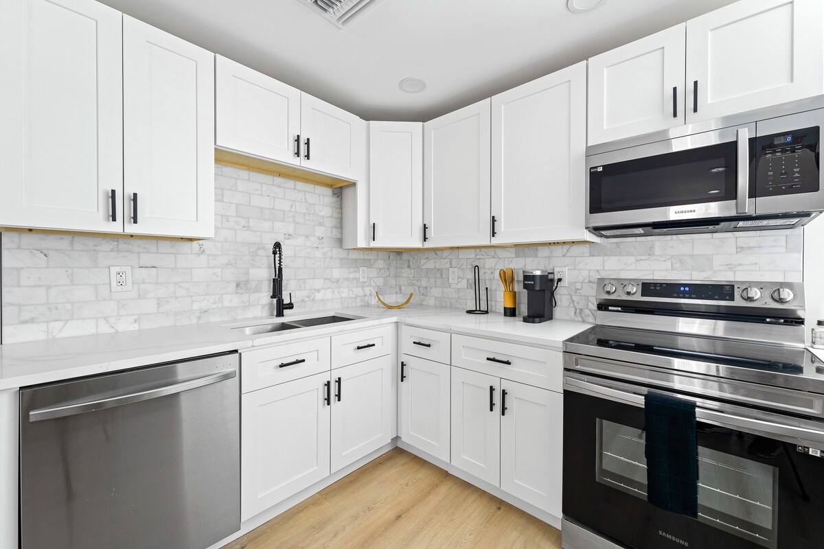 Mins to Beach! Recently remodeled! Putting Green!