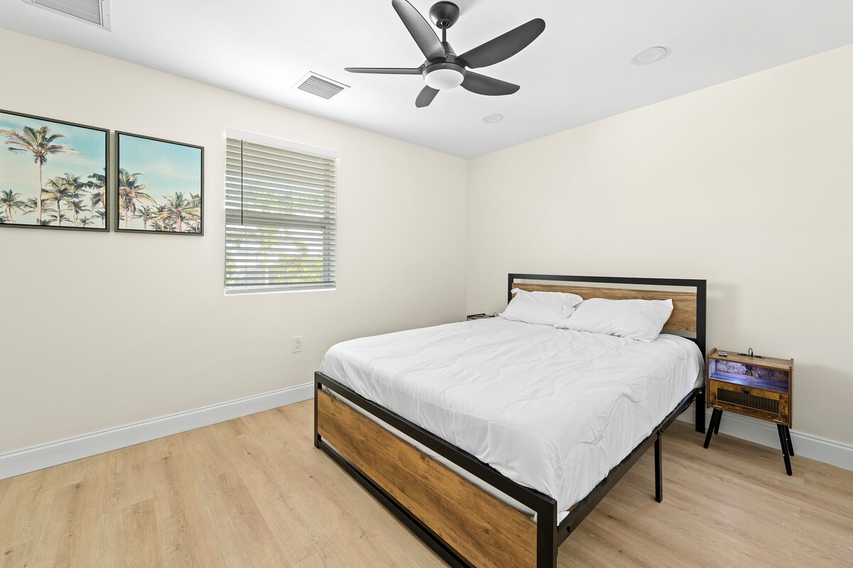 Mins to Beach! Recently remodeled! Putting Green!