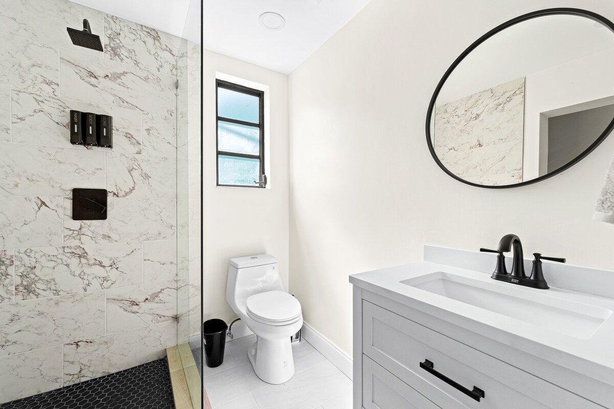 Mins to Beach! Recently remodeled! Putting Green!