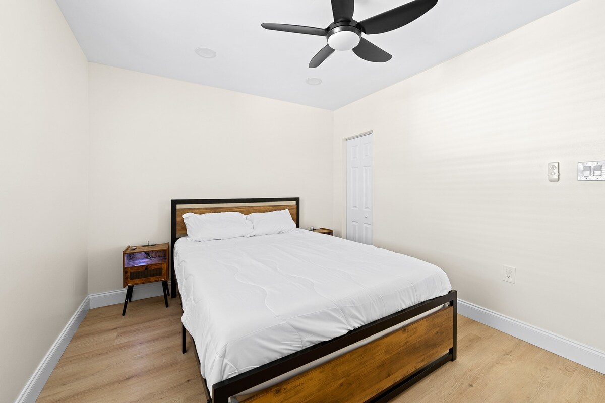 Mins to Beach! Recently remodeled! Putting Green!