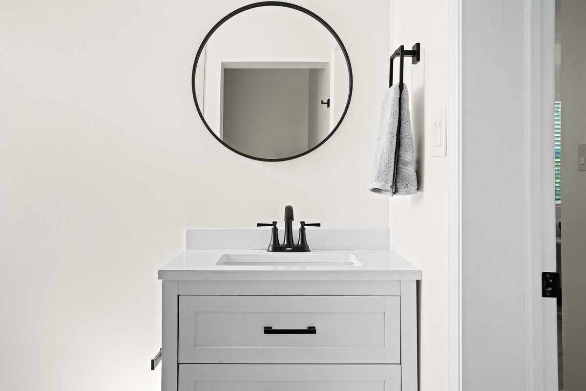 Mins to Beach! Recently remodeled! Putting Green!