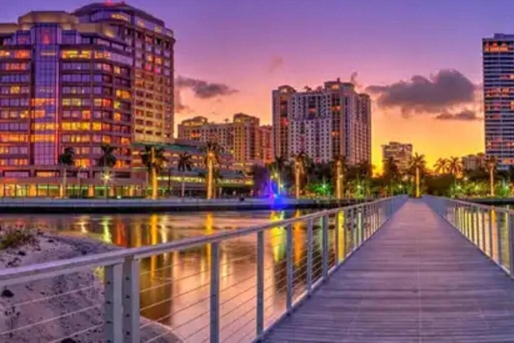 Mins to Beach! Recently remodeled! Putting Green!