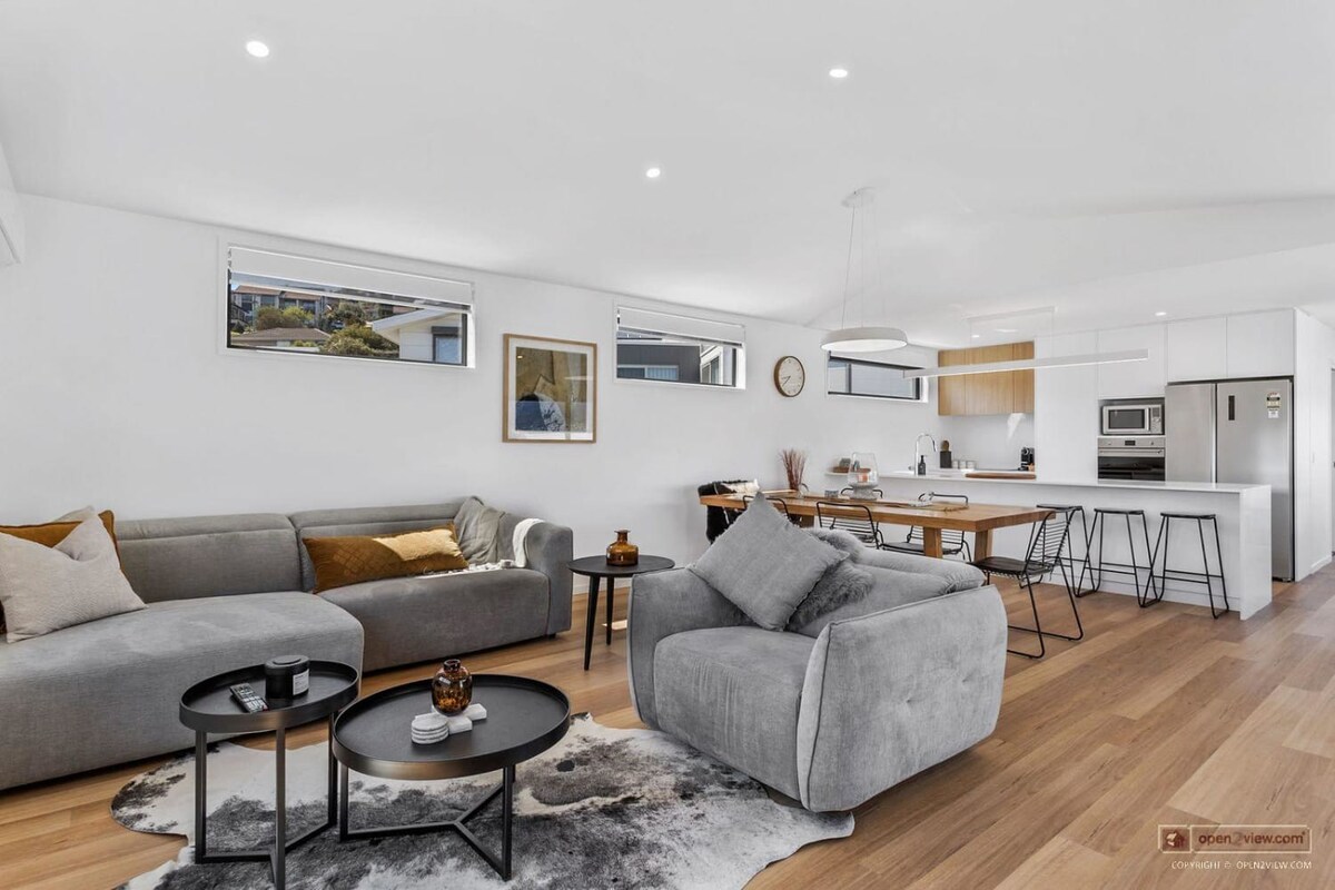 "Mountain View Villa" Newly Built - 10 min to CBD. — Bellerive, Tasmania — vacation rental