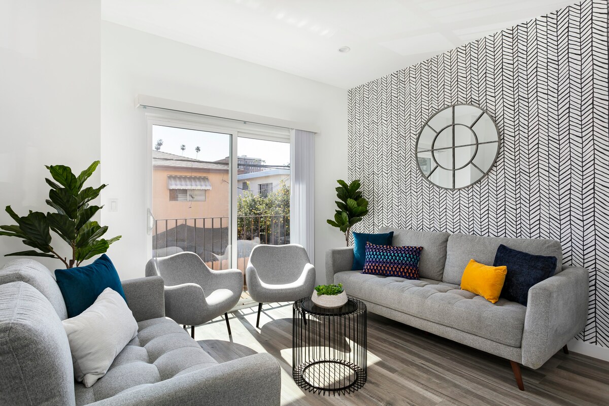 Spacious Townhouse With Smart Tvs And Gourmet Kitchen - Stylish Retreat - Los Angeles, CA