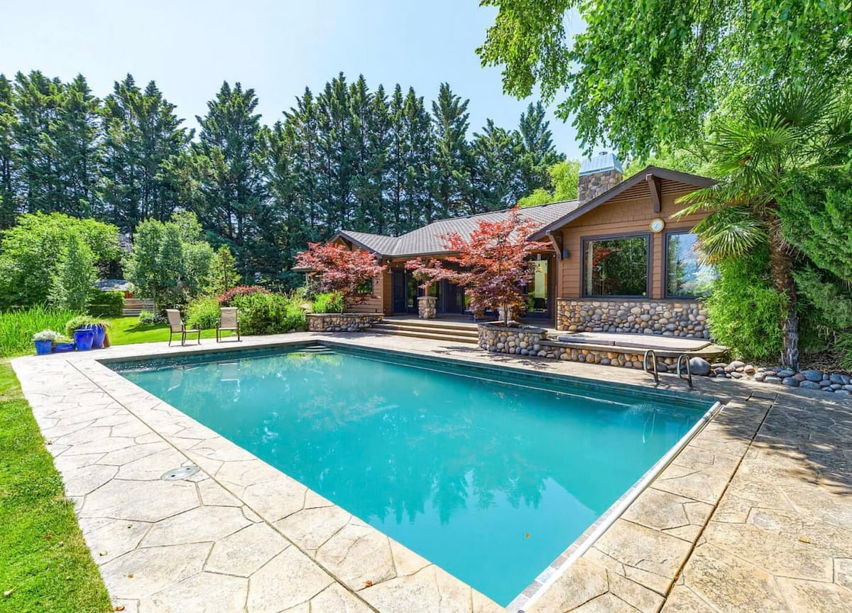 Luxury Ashland Mountain Escape: Pool, Hot Tub — Ashland, OR — vacation rental