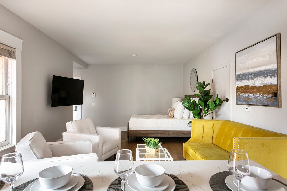 Luxurious Suite With Modern Amenities - Stylish Urban Escape - Coronado, CA