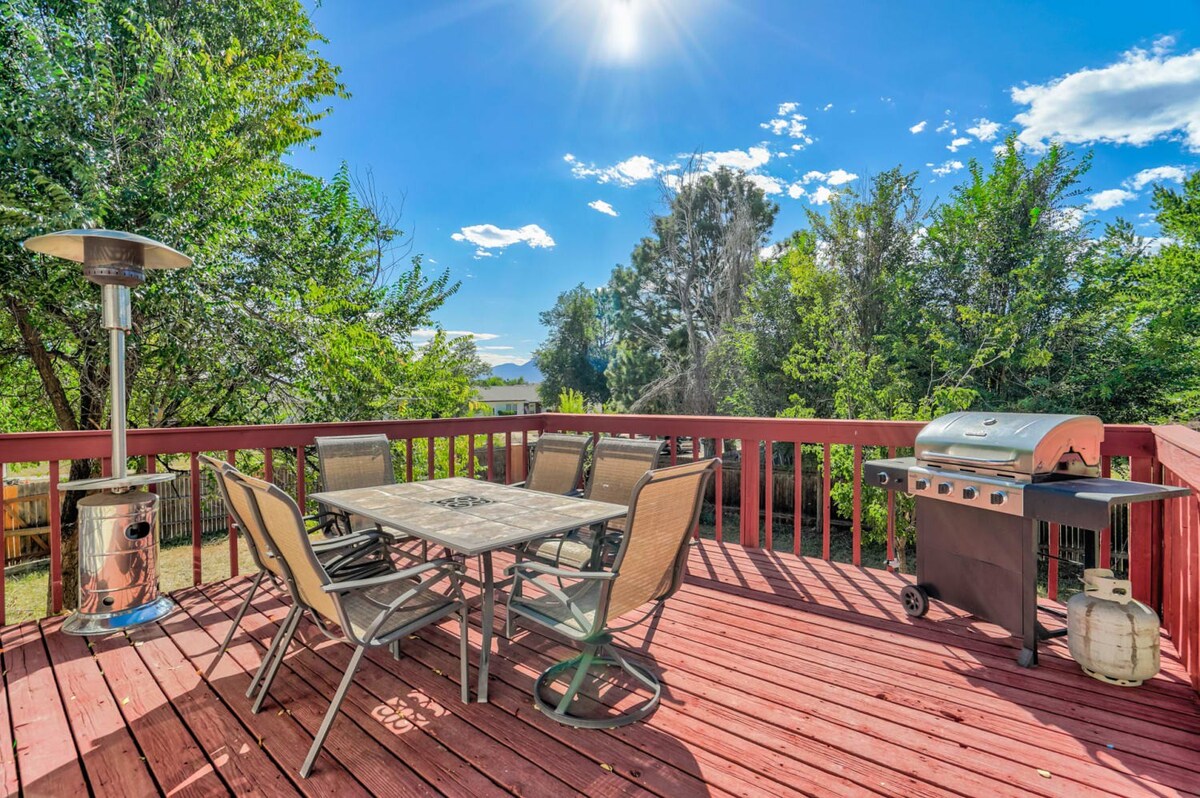 Near COS Airport Game Room Pool Table BBQ Yard Fun — Colorado Springs, CO — vacation rental