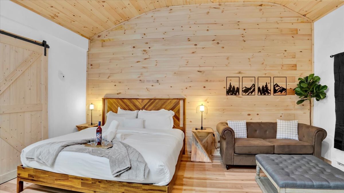 Pocono Modern Vaulted Pine | Firepits | Pickleball