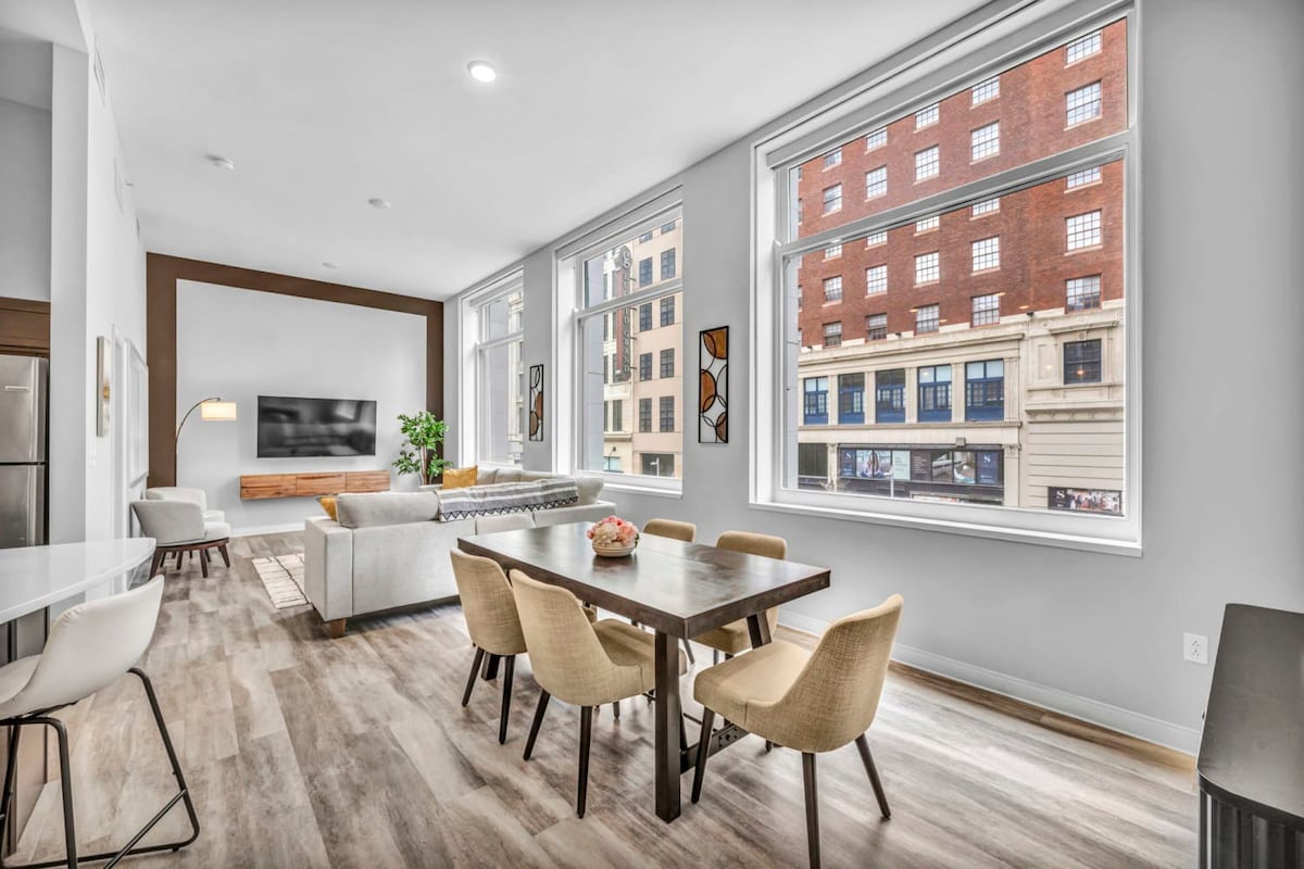 Luxe Flat with Heated Pool, Sauna, Rooftop Deck, Gym — Cleveland, OH — vacation rental