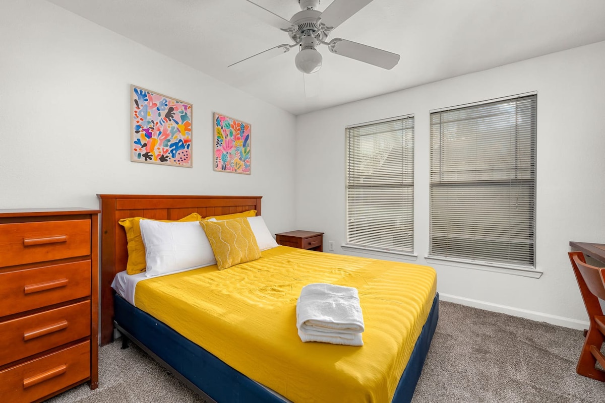 3 MI to USF! Pool! GYM & Pet Friendly!