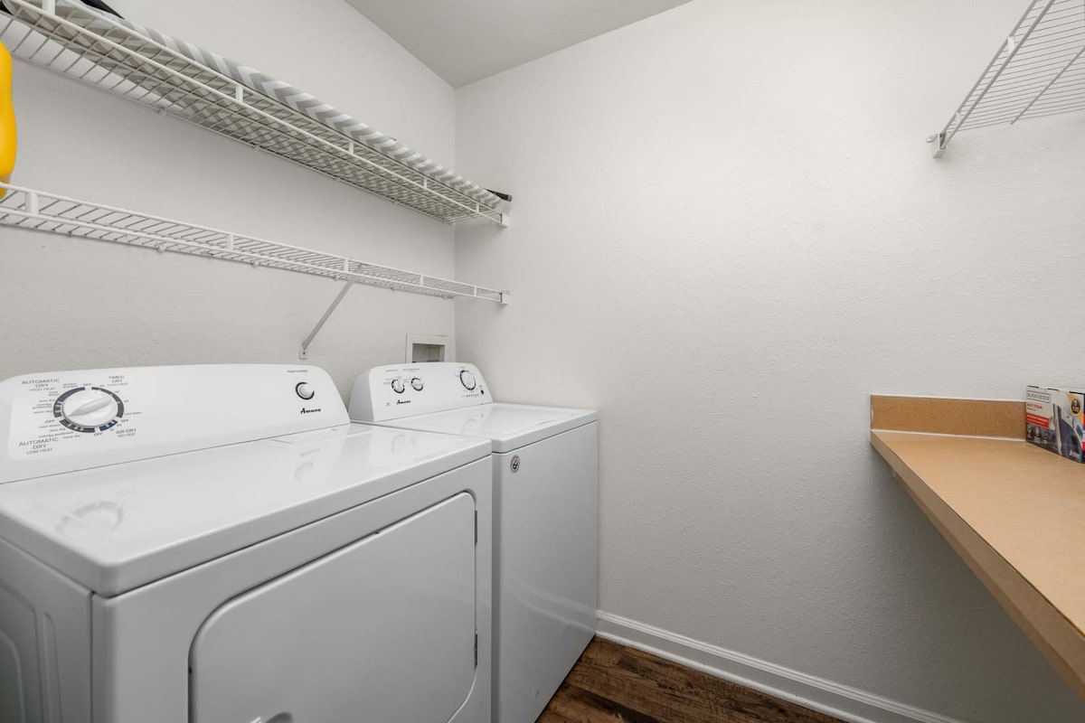 3 MI to USF! Pool! GYM & Pet Friendly!