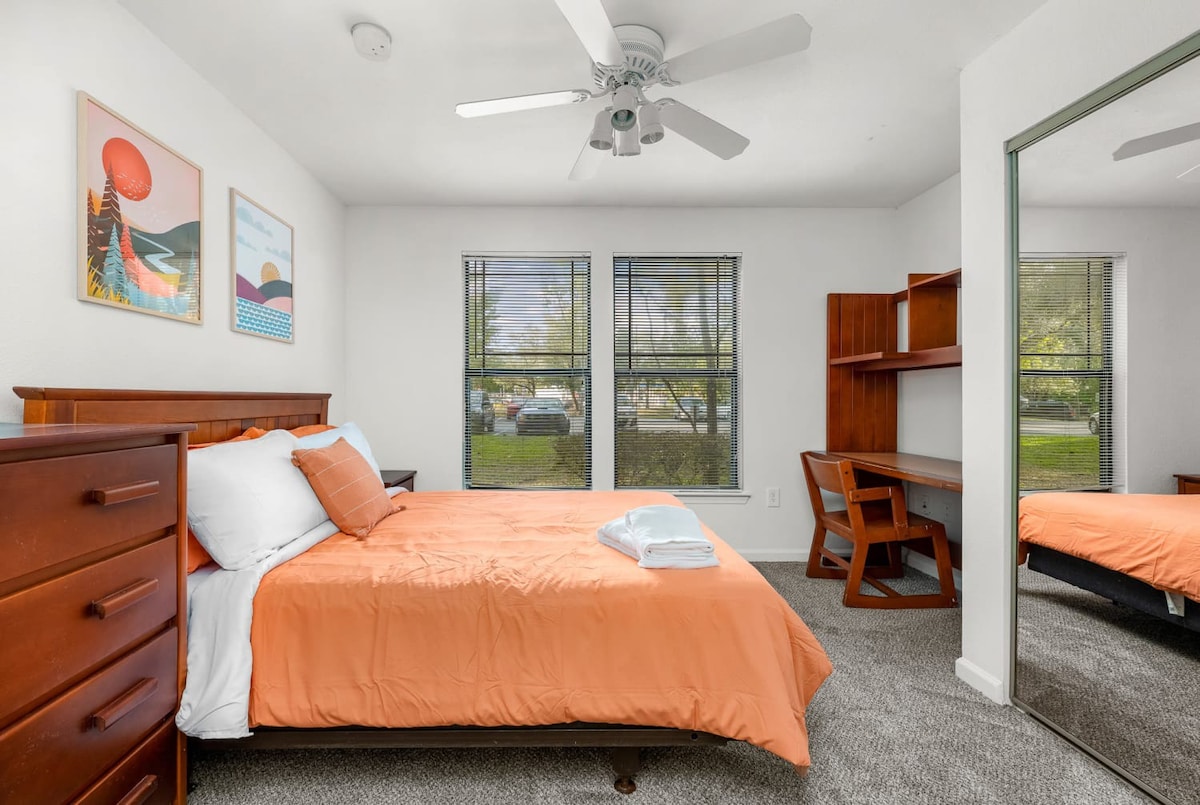 3 MI to USF! Pool! GYM & Pet Friendly!