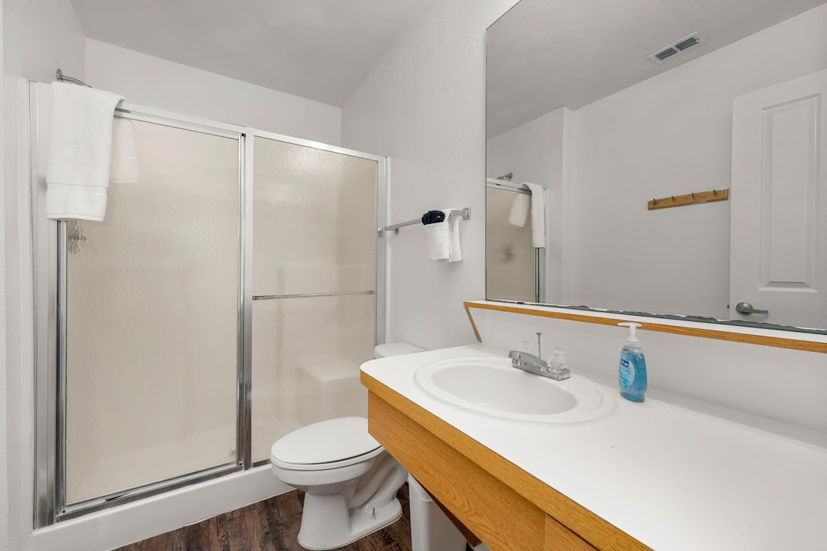 3 MI to USF! Pool! GYM & Pet Friendly!