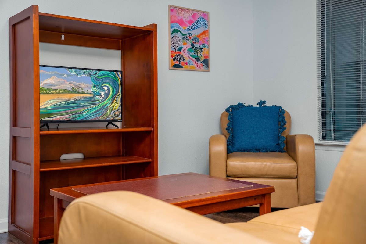 3 MI to USF! Pool! GYM & Pet Friendly!