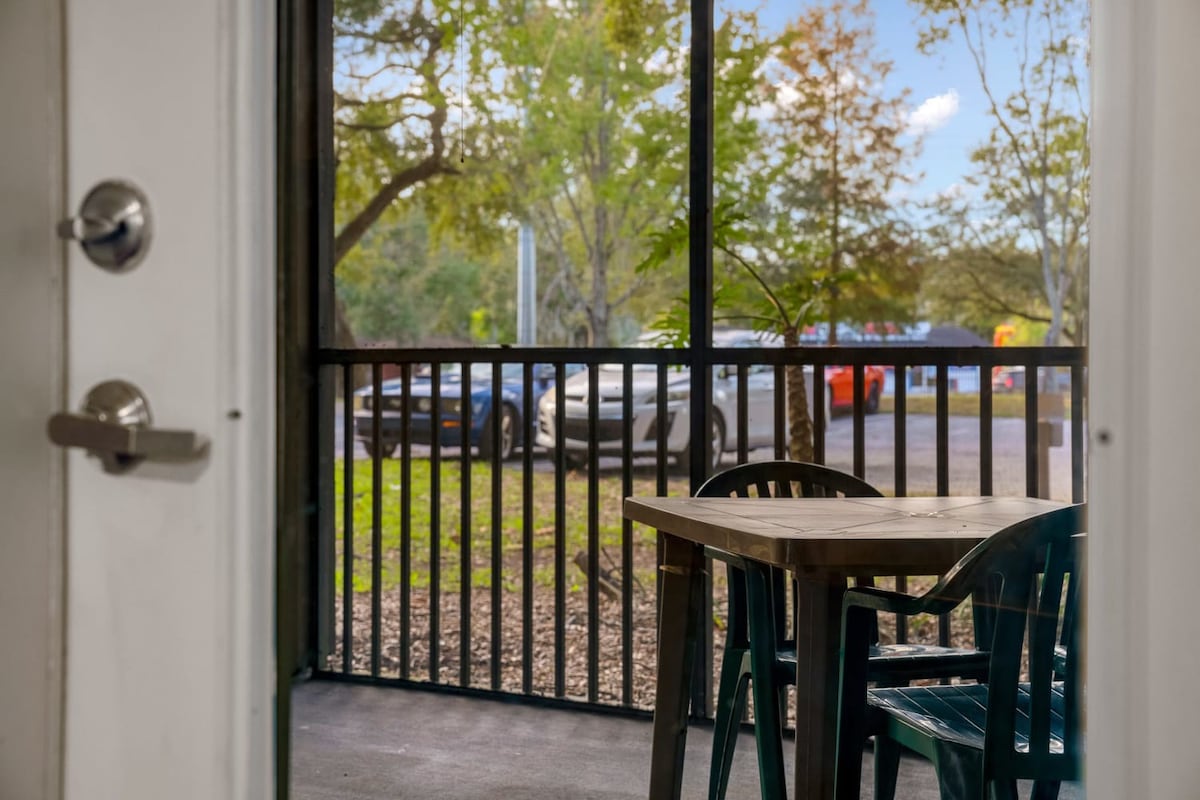 3 MI to USF! Pool! GYM & Pet Friendly!