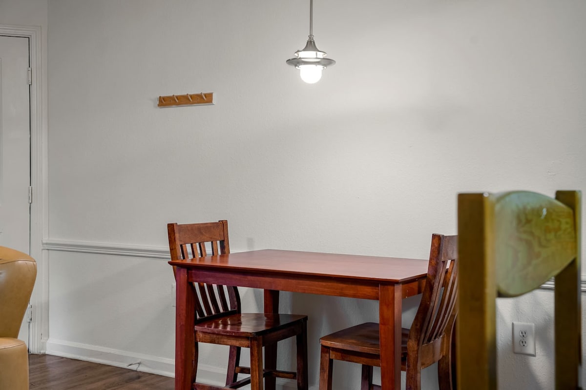 3 MI to USF! Pool! GYM & Pet Friendly!