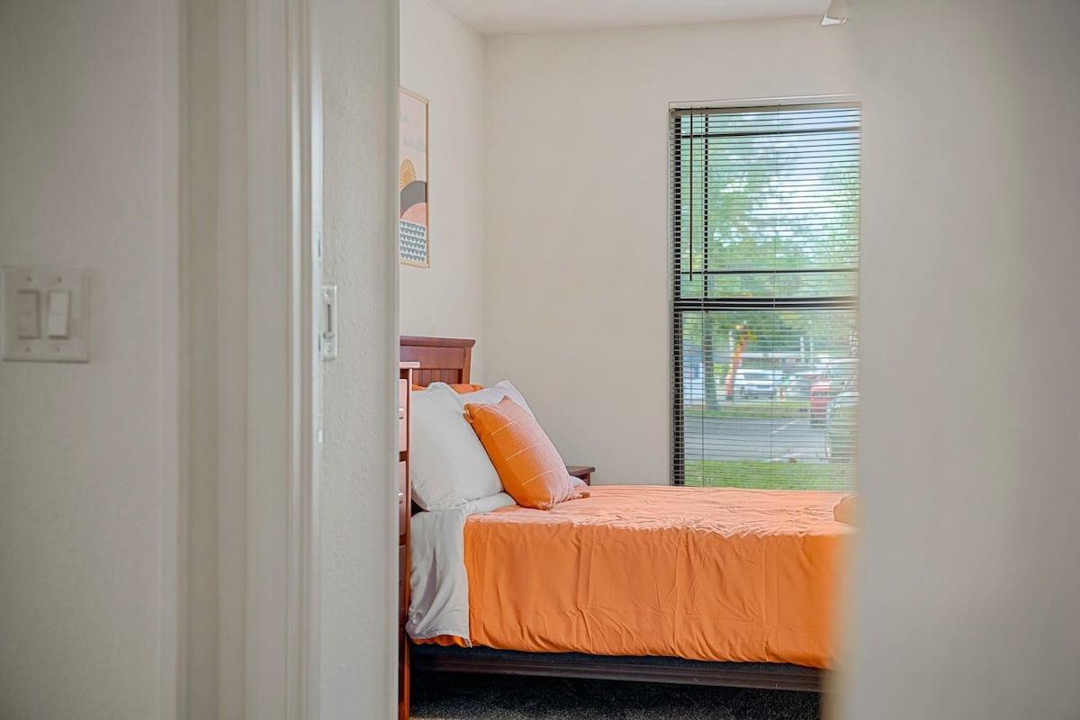 3 MI to USF! Pool! GYM & Pet Friendly!