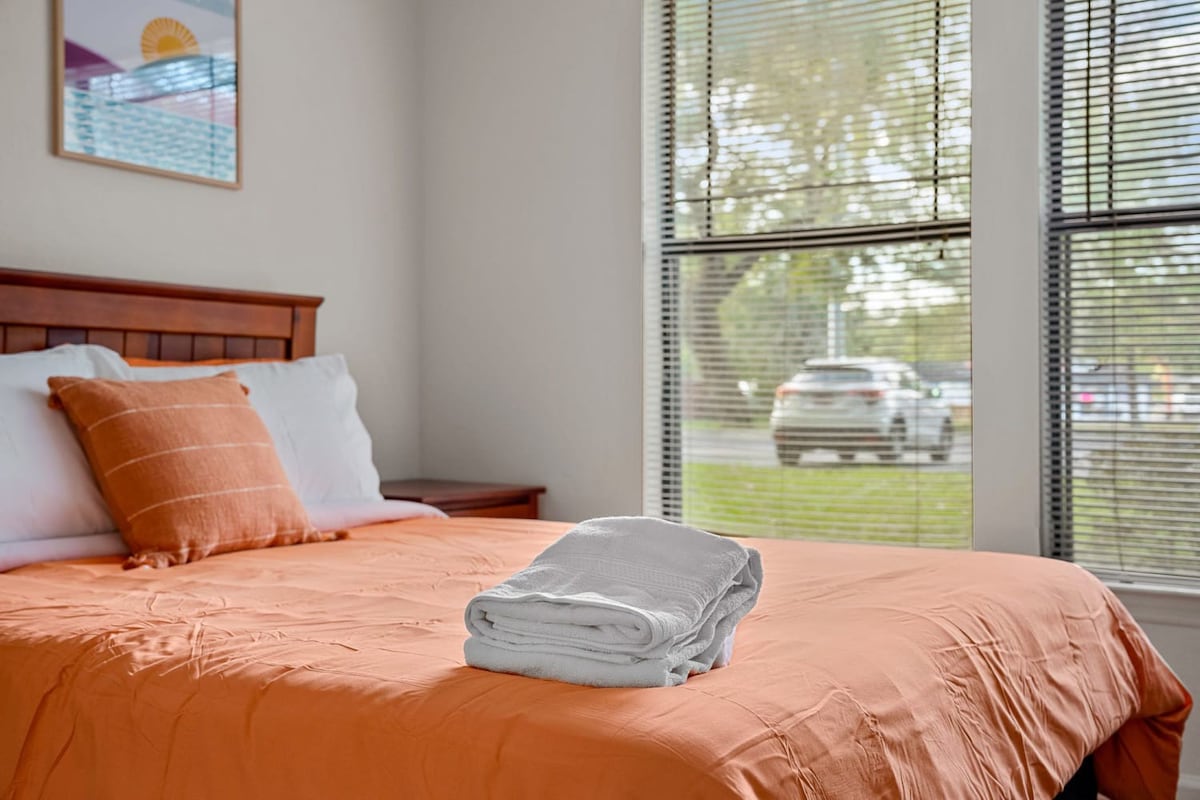 3 MI to USF! Pool! GYM & Pet Friendly!