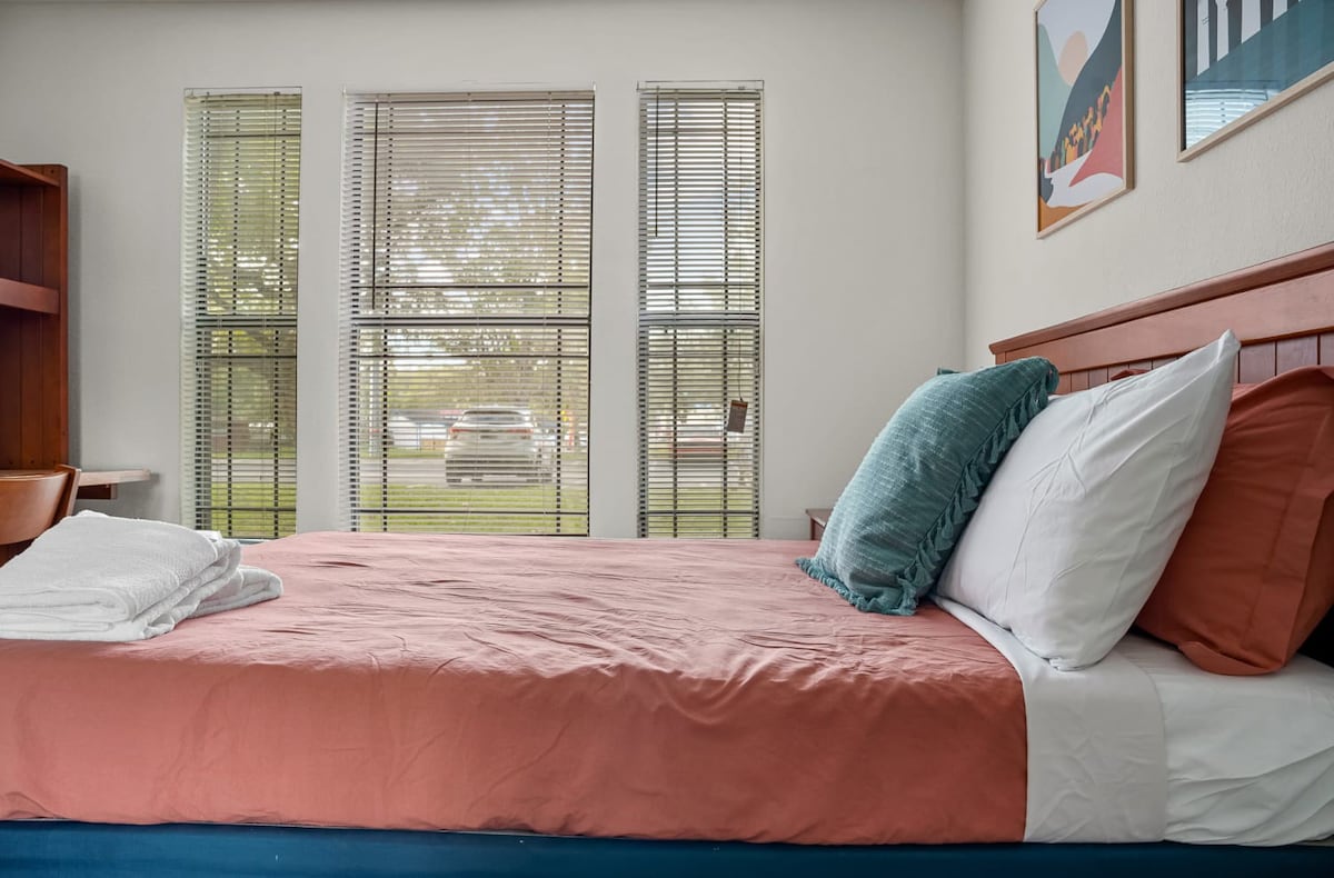 3 MI to USF! Pool! GYM & Pet Friendly!