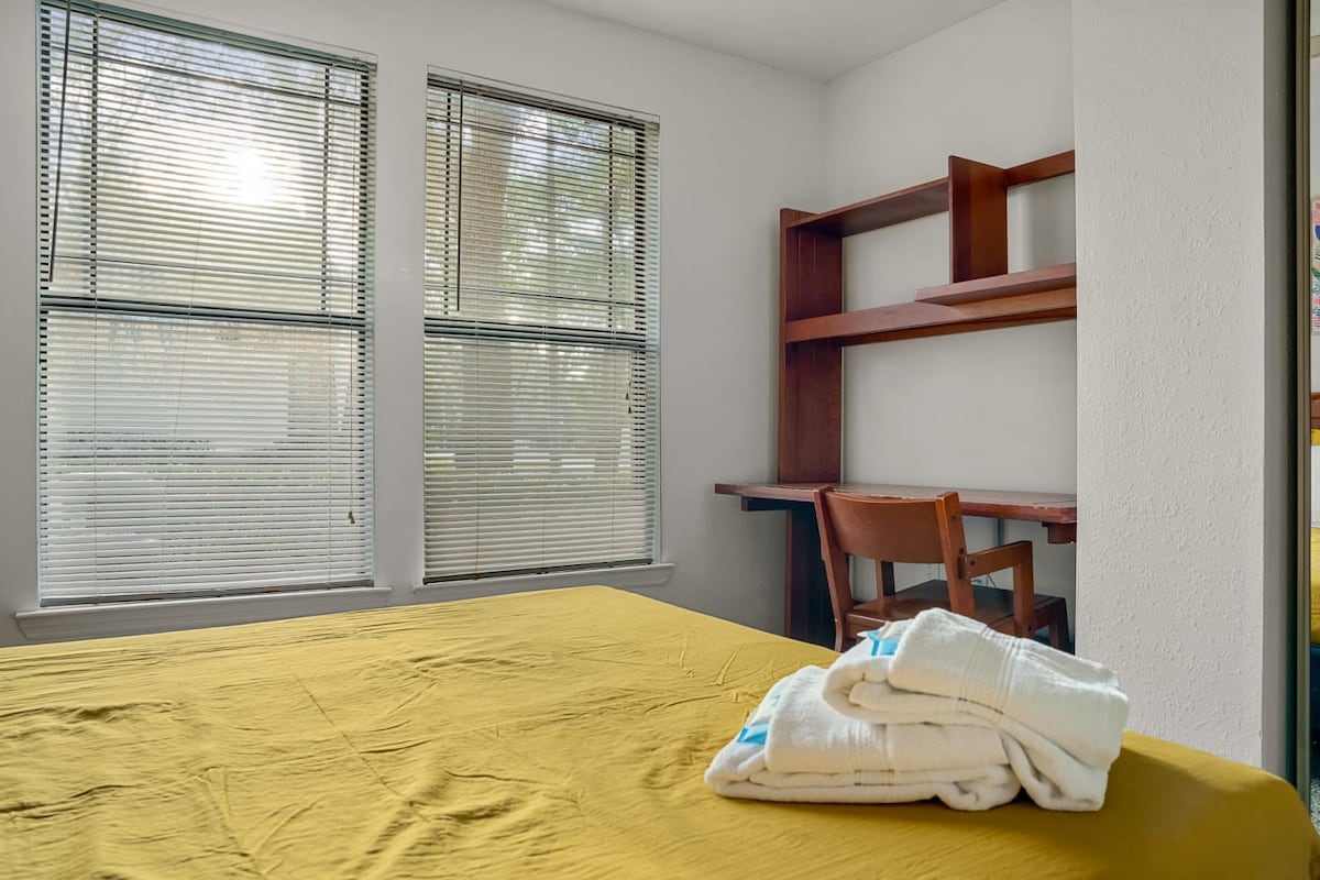 3 MI to USF! Pool! GYM & Pet Friendly!