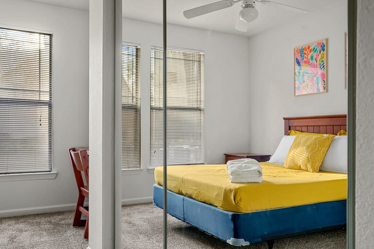 3 MI to USF! Pool! GYM & Pet Friendly!