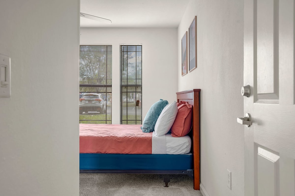 3 MI to USF! Pool! GYM & Pet Friendly!