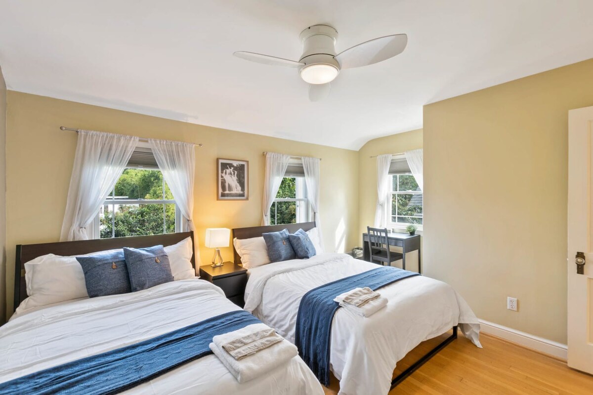 Beautiful 3BR 2BA Colonial House by CozySuites in Alexandria, VA