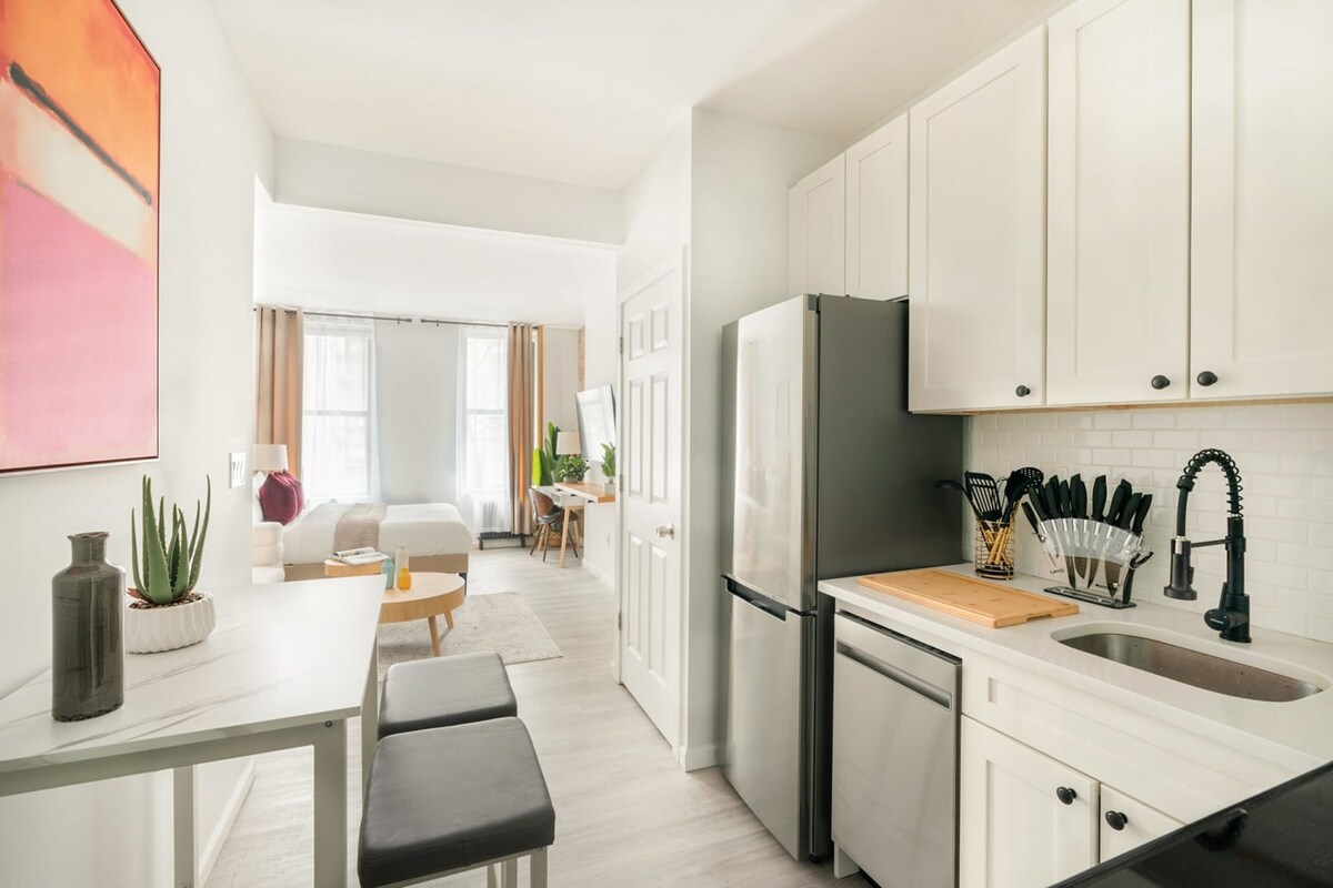 240-10 New Modern Studio UES W/D 3