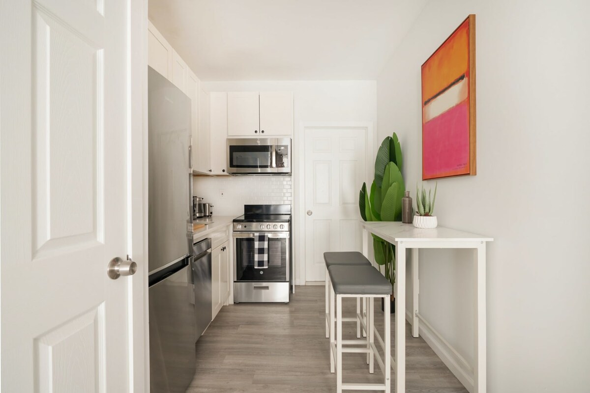 240-10 New Modern Studio UES W/D 6