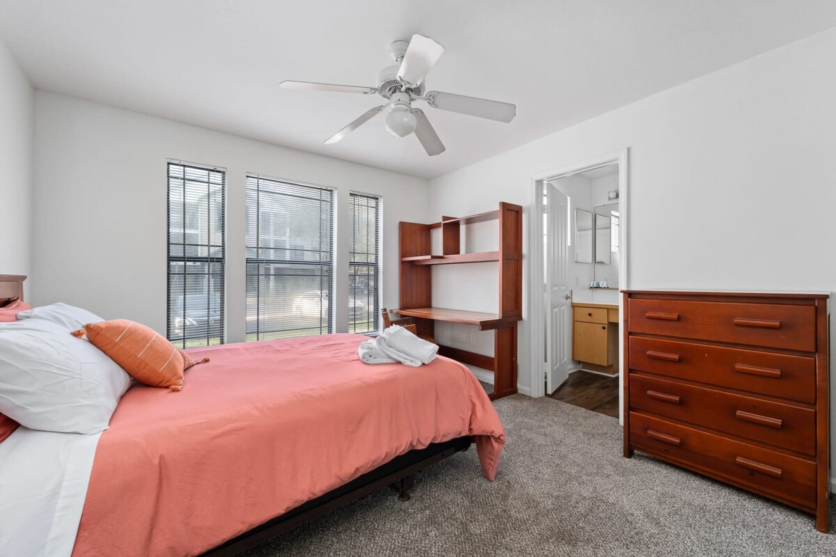 Family home w/pool, patio & gym