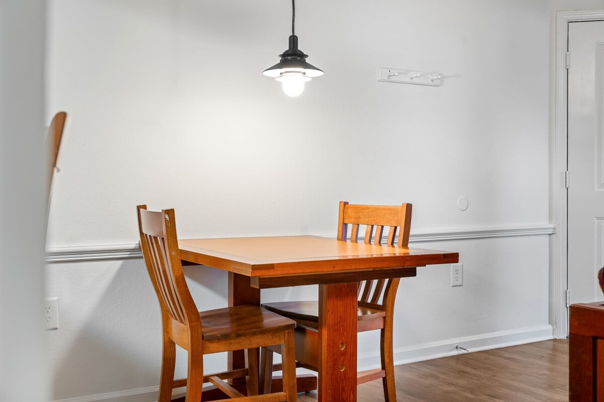 Family home w/pool, patio & gym