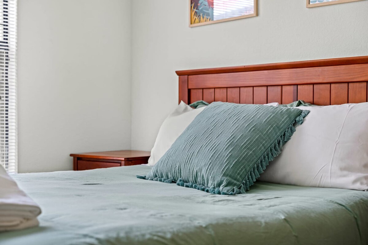 Family home w/pool, patio & gym