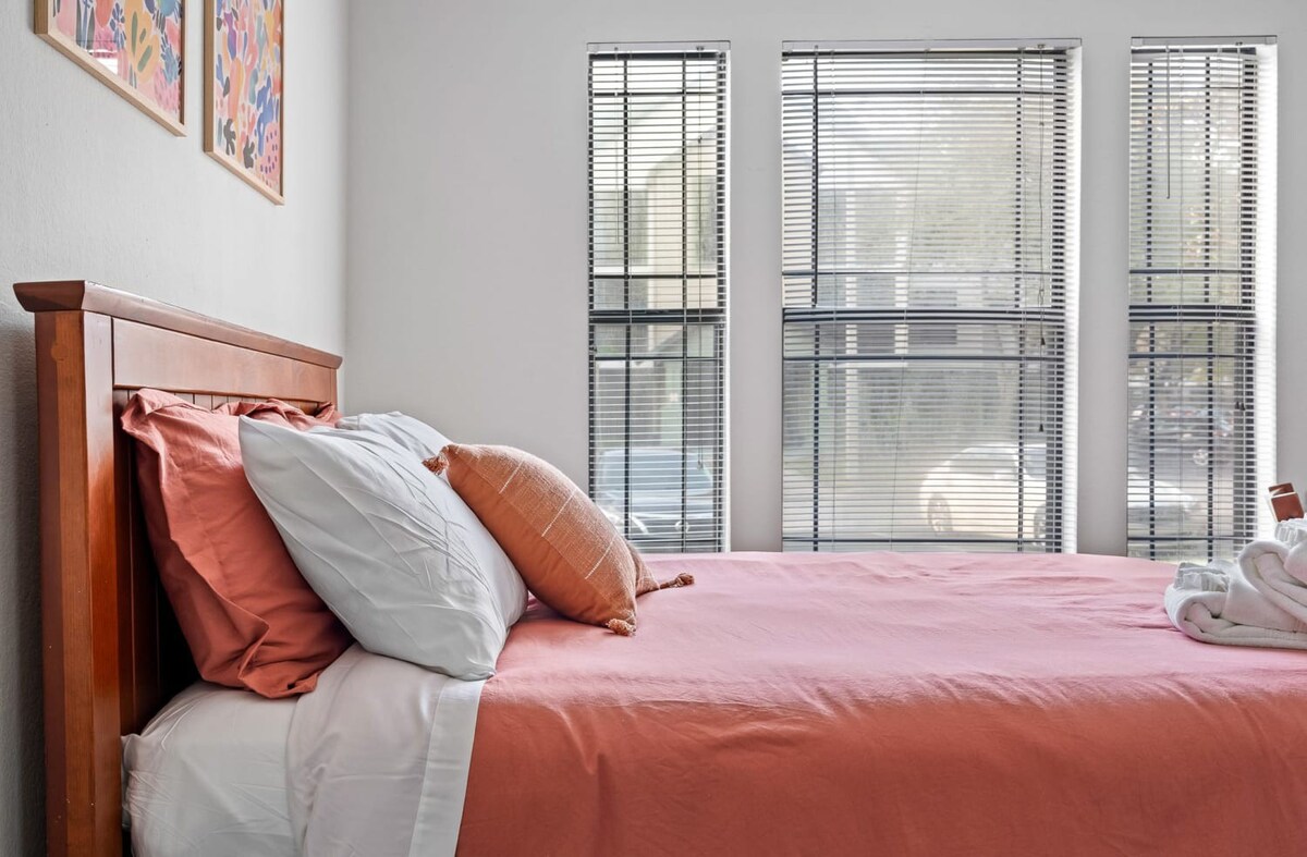 Family home w/pool, patio & gym