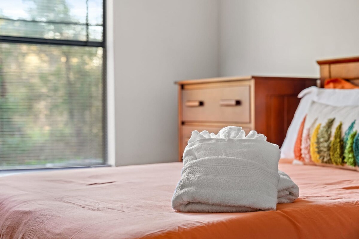 Family home w/pool, patio & gym