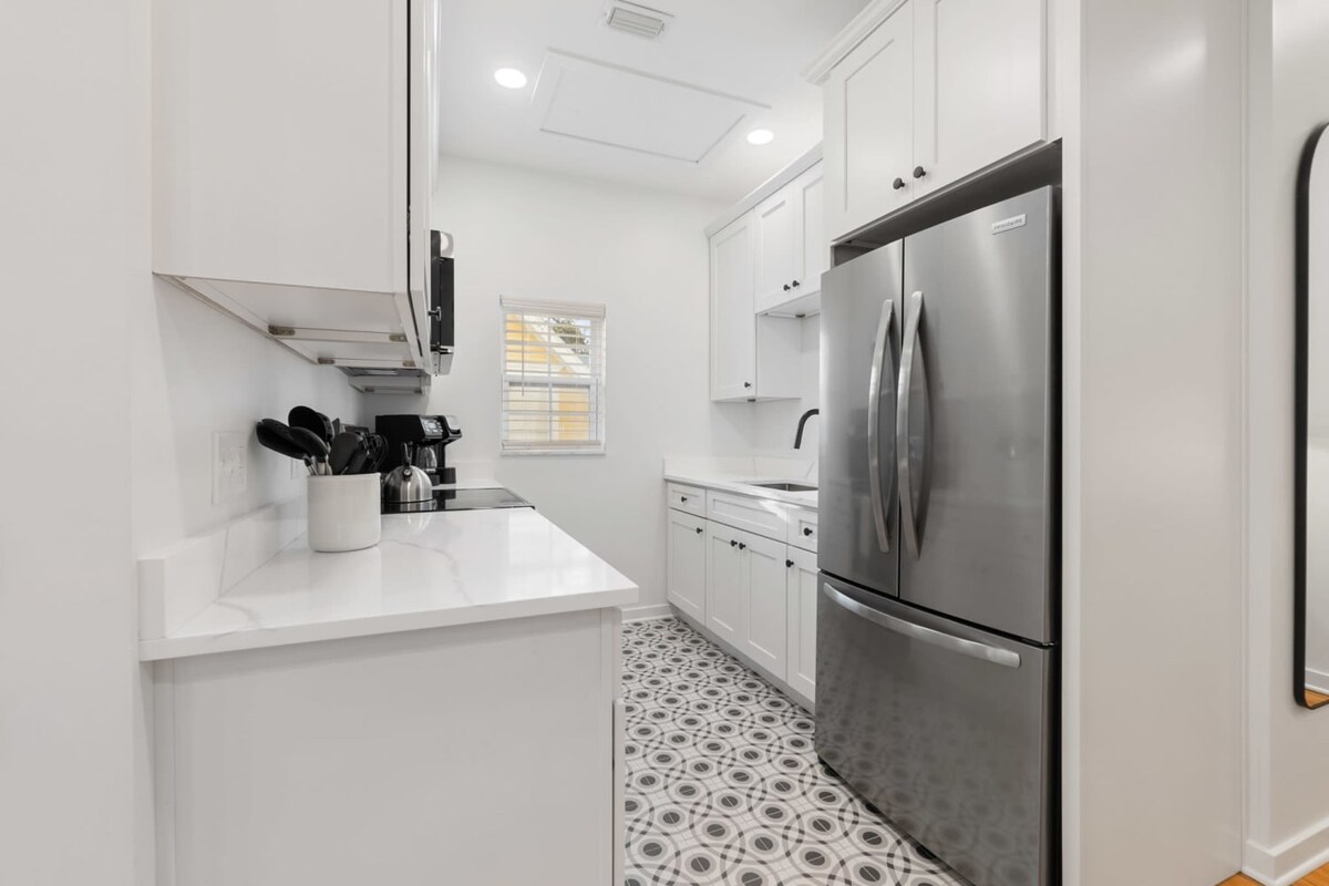 Uptown Loft - Bright - Modern - Walkable — photo 13