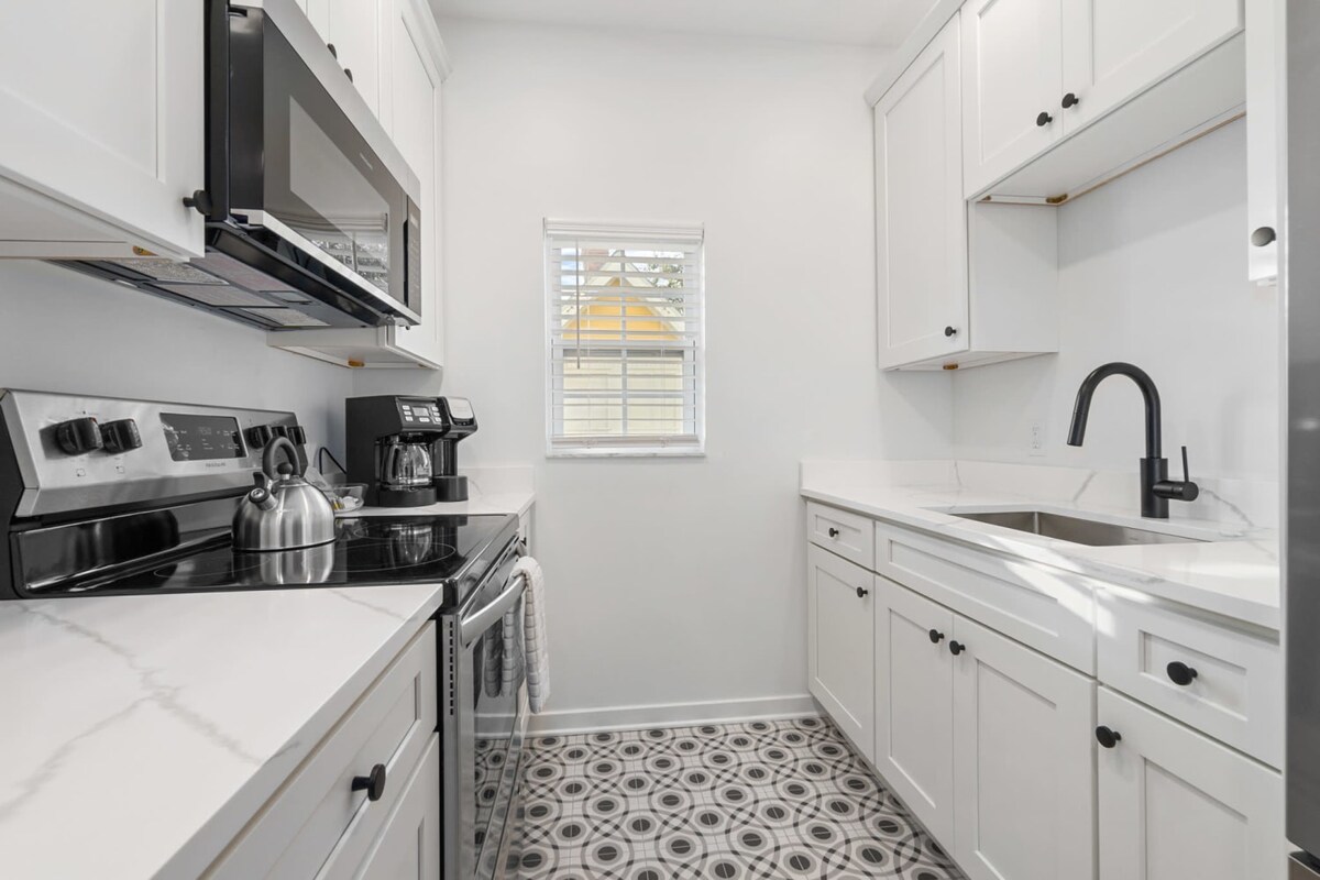 Uptown Loft - Bright - Modern - Walkable — photo 15