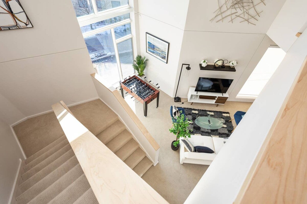 Upscale 3BR Penthouse by CozySuites in Indianapolis, IN