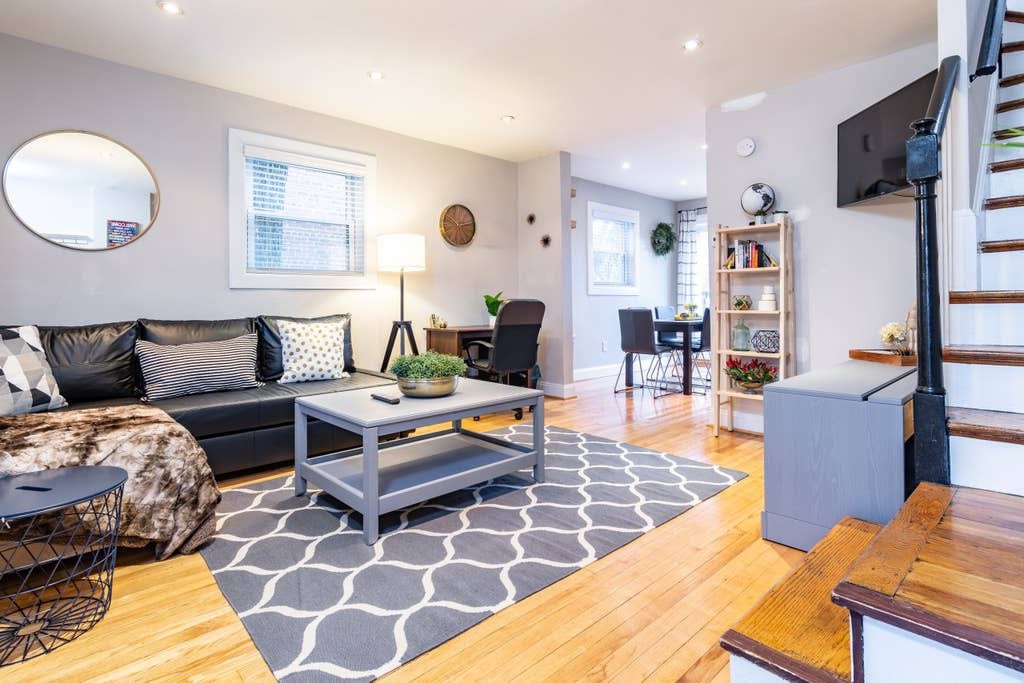 Gorgeous Home 10 min to DC by CozySuites in Alexandria, VA